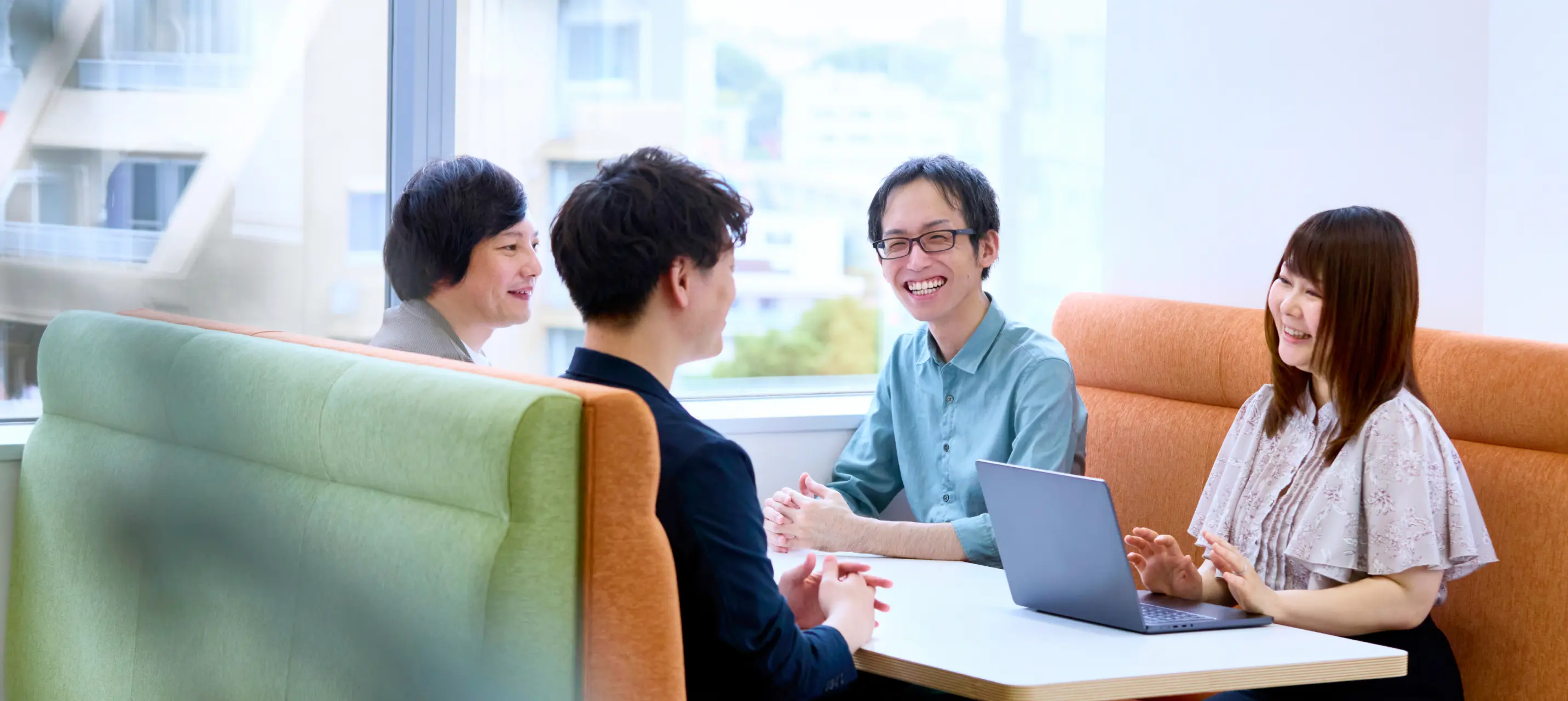 チームでミーティングしている様子2