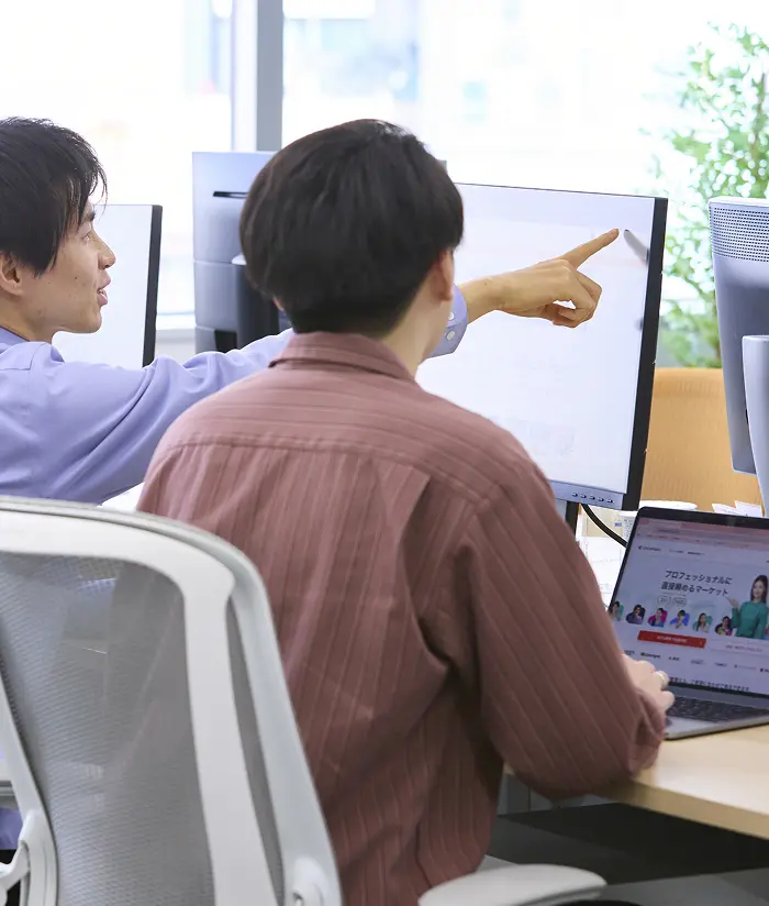 オフィスで作業する2人